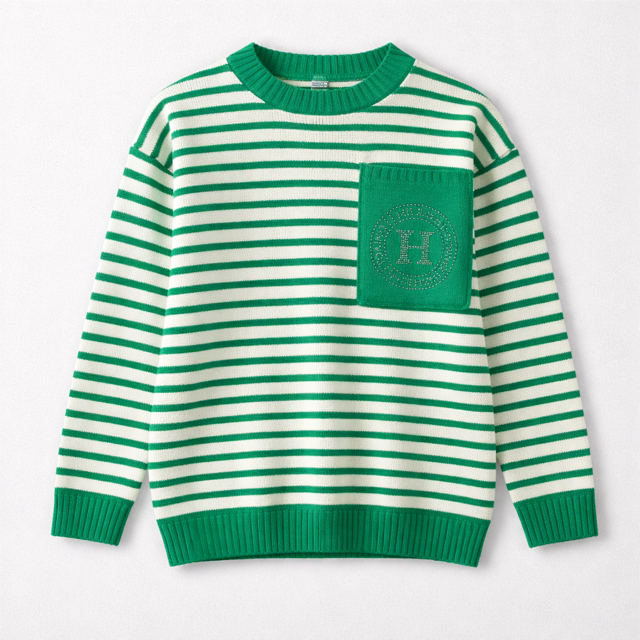 Sweter zielono-biały w paski z kieszenią i logo.